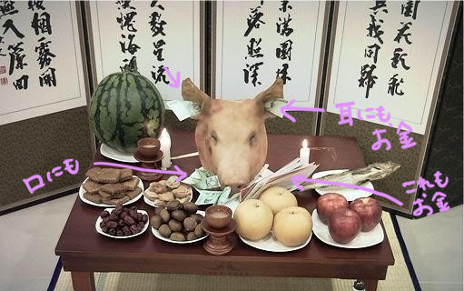 商売繁盛を願って豚の顔を飾る