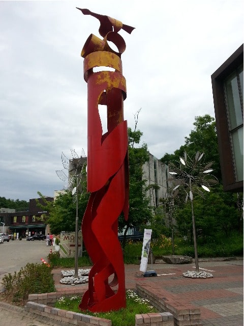 Gallery MOA の前にあるオブジェ
