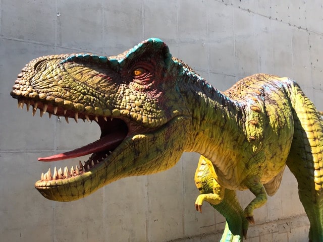 恐竜博物館前のオブジェ