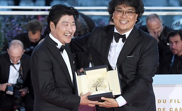 ポン・ジュノ監督 カンヌ映画祭で受賞した時の写真