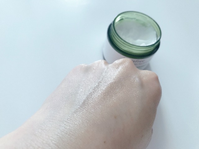 イニスフリープロバイオティクスクリームを手にぬりこんだところ