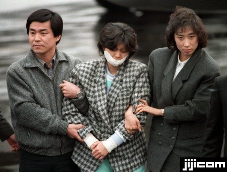 大韓航空機爆破事件で実行犯として身柄を拘束され、韓国・ソウルに護送された時の金賢姫元工作員